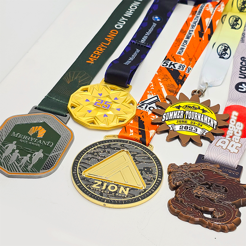 Metallmedaillenset mit verschiedenen Motiven: Zum Gedenken an BMW Motorräder, Sommermeisterschaften, Drachenrennen, Triathlon usw. Mit Reliefs von Sonne, Drachen und Dreiecken. Ein Sammlerstück-Set zu globalen Sportereignissen.