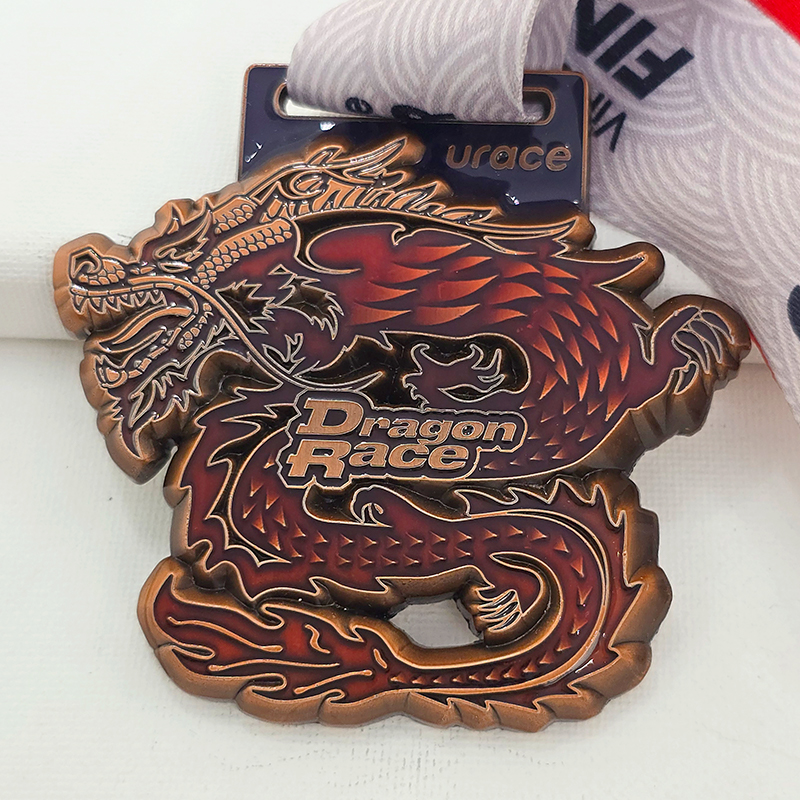 Metallmedaillenset mit verschiedenen Motiven: Zum Gedenken an BMW Motorräder, Sommermeisterschaften, Drachenrennen, Triathlon usw. Mit Reliefs von Sonne, Drachen und Dreiecken. Ein Sammlerstück-Set zu globalen Sportereignissen.