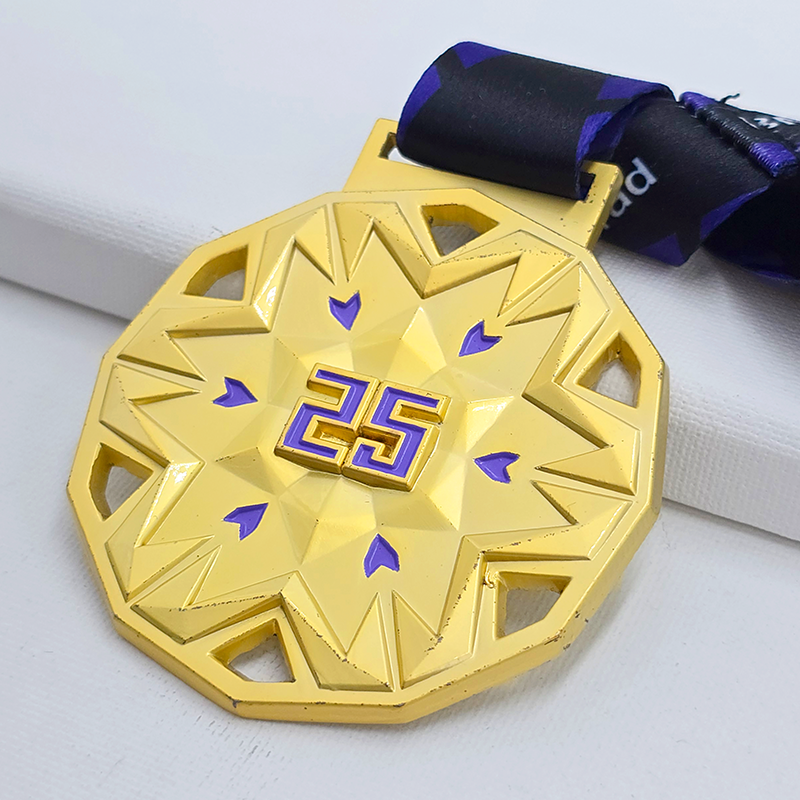 Metallmedaillenset mit verschiedenen Motiven: Zum Gedenken an BMW Motorräder, Sommermeisterschaften, Drachenrennen, Triathlon usw. Mit Reliefs von Sonne, Drachen und Dreiecken. Ein Sammlerstück-Set zu globalen Sportereignissen.