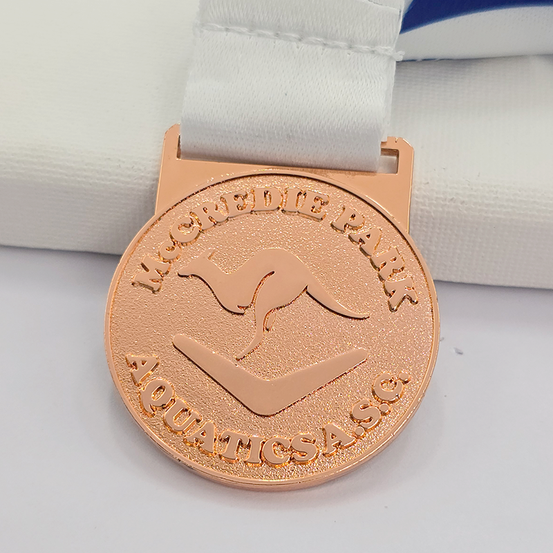 Australisches Sportmedaillenset, darunter Gedenkmedaillen für Leichtathletik, Bowling, Kajakfahren usw. mit Karten und Känguru-Reliefs. Ein Sammlerstück-Set mit Medaillen australischer Sportveranstaltungen.