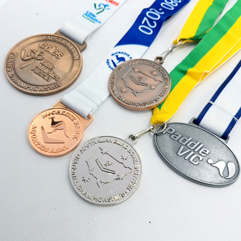 Australisches Sportmedaillenset, darunter Gedenkmedaillen für Leichtathletik, Bowling, Kajakfahren usw. mit Karten und Känguru-Reliefs. Ein Sammlerstück-Set mit Medaillen australischer Sportveranstaltungen.