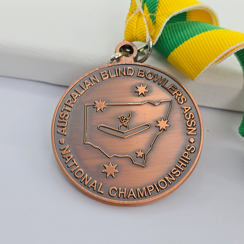 Australisches Sportmedaillenset, darunter Gedenkmedaillen für Leichtathletik, Bowling, Kajakfahren usw. mit Karten und Känguru-Reliefs. Ein Sammlerstück-Set mit Medaillen australischer Sportveranstaltungen.