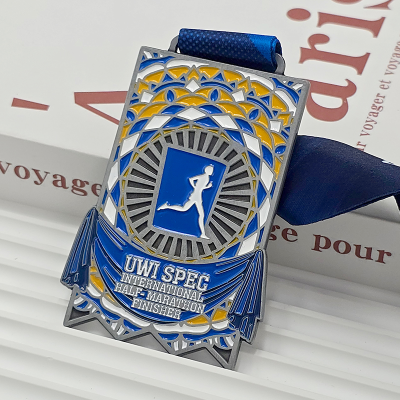 Metallmedaillenset zum Thema Blues: Sotschi-Marathon / Triathlon / Russischer Winter / Internationaler Halbmarathon usw. Gedenkstücke mit Reliefs von Städten, Inseln und Schneeflocken. Ein Sammlerstück-Set mit Medaillen von verschiedenen Laufveranstaltungen weltweit.