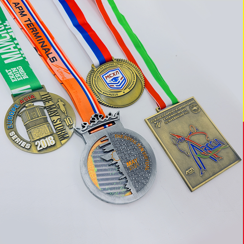 Eurasia Sports Event Metallmedaillenset: Eurasia-Serie / Eishockey-Meisterschaft / Taekwondo Open / City Marathon Commemorative Tower / Athletenrelief. Ein Sammlerstück-Set interkontinentaler Sportveranstaltungen.