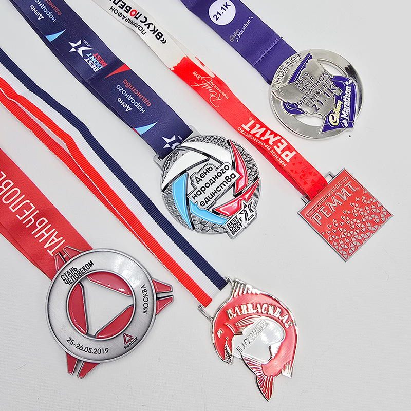 Metallmedaillenset mit russischen Motiven, zur Erinnerung an Stadtmarathons, Spartan Races, Red Sail Runs usw. Geometrisches Design/Haifischrelief, Sammlerstück im russischen Stil.