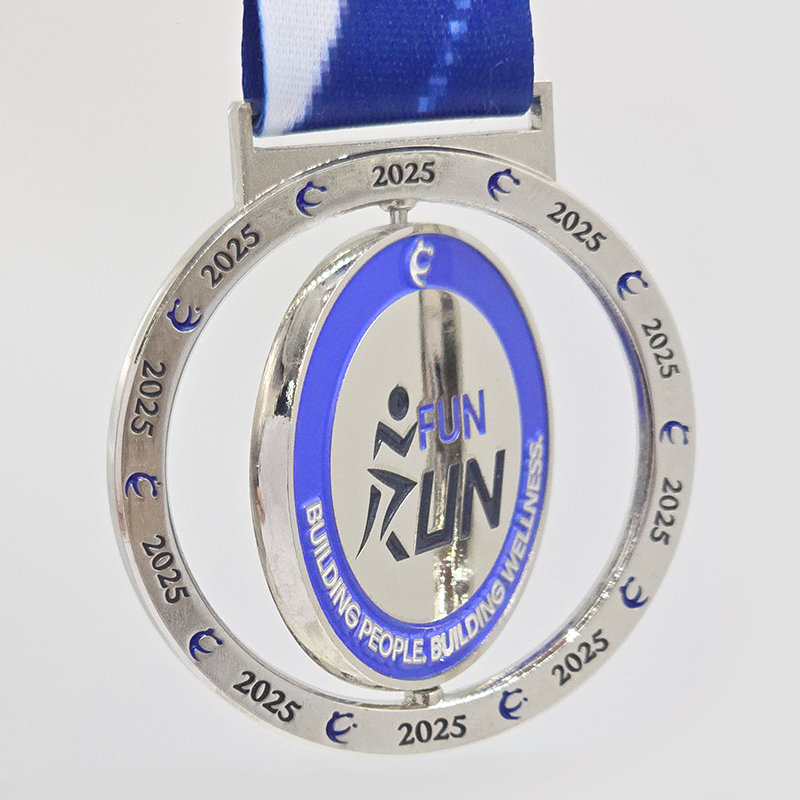 Global Fun Run Metallmedaillenset: Charity-Lauf / Weihnachtslauf / Snow Mountain Challenge / Schneekristall-Themenlauf-Erinnerungsset, inklusive Flaschenöffner / Snow Mountain Relief-Skulptur, Sammlerstück-Set für Laufwettbewerbe in mehreren Ländern.