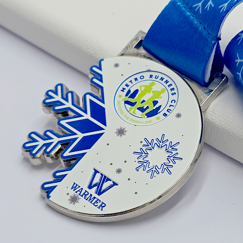 Global Fun Run Metallmedaillenset: Charity-Lauf / Weihnachtslauf / Snow Mountain Challenge / Schneekristall-Themenlauf-Erinnerungsset, inklusive Flaschenöffner / Snow Mountain Relief-Skulptur, Sammlerstück-Set für Laufwettbewerbe in mehreren Ländern.