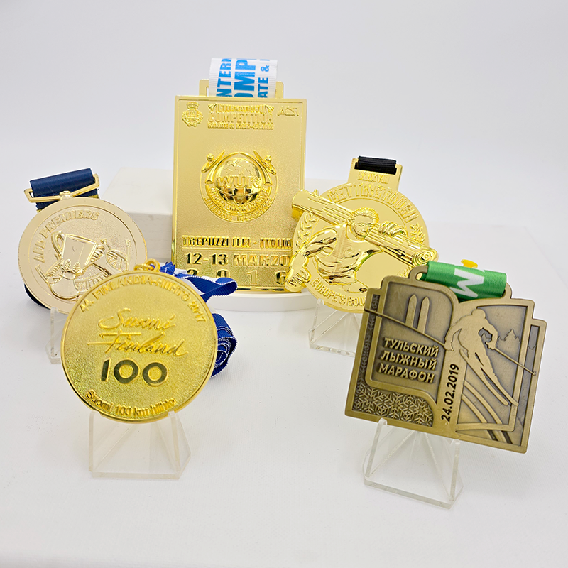 Medaillenset „Global Gold“: Dieses Set ehrt Athleten des 100-km-Laufs in Finnland, der italienischen Internationalen Läufe und des Tula-Marathons in Russland und enthält eine Globus-Reliefskulptur. Ein Sammlerset mit Medaillen von verschiedenen Läufen aus aller Welt.