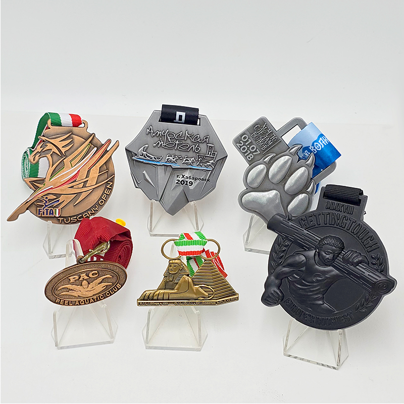 Metallmedaillen-Sets mit globalen Themen: Italienische Fecht-Open / Gedenkturnier der ägyptischen Pyramiden / Russisches Eishockey / Pawprint Fun Run usw. Einzigartige Reliefdesigns; Sammlerset mit Nischensportveranstaltungen aus aller Welt.