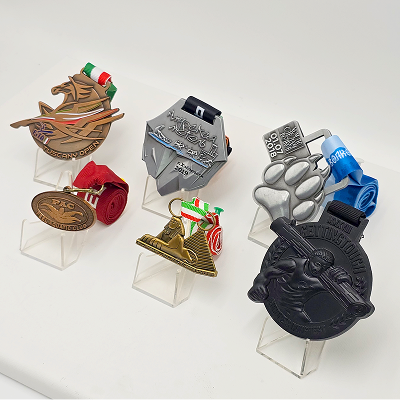 Metallmedaillen-Sets mit globalen Themen: Italienische Fecht-Open / Gedenkturnier der ägyptischen Pyramiden / Russisches Eishockey / Pawprint Fun Run usw. Einzigartige Reliefdesigns; Sammlerset mit Nischensportveranstaltungen aus aller Welt.