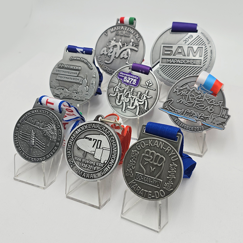 Silbernes Medaillenset mit verschiedenen Motiven: Erinnerungsstücke vom russischen Marathon, den australischen Rudermeisterschaften, den Karate Open, den Modellflugzeugmeisterschaften usw.; Reliefs von Städten/Sportarten; Sammlerstück-Set mit Nischenveranstaltungen aus verschiedenen Ländern.