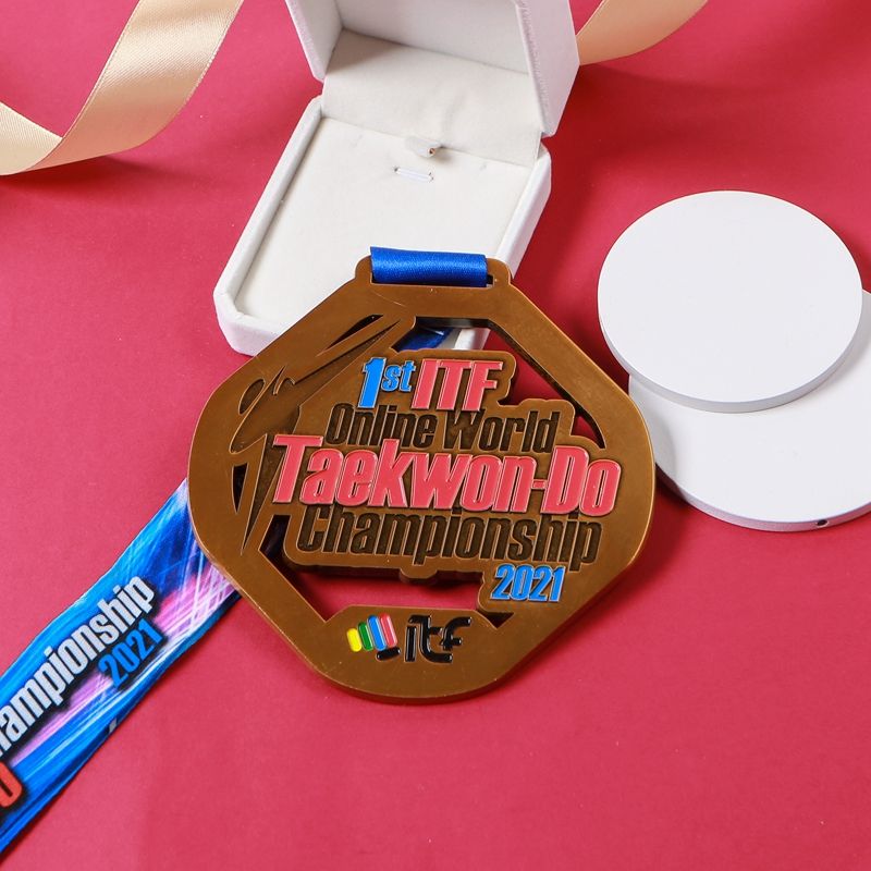 Gold-, Silber- und Bronzemedaillen für Judo, Karate und Taekwondo.