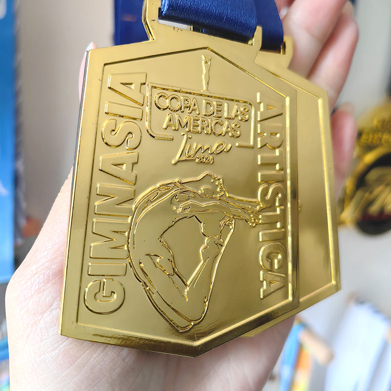 Gold-, Silber- und Bronzemedaillen bei den Panamerikanischen Meisterschaften im Rhythmischen Sportturnen in Lima; Medaillen mit einzigartigen gymnastischen Formationen.