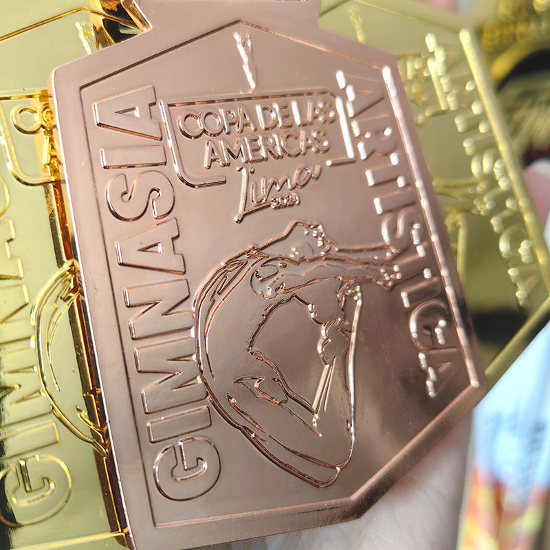 Gold-, Silber- und Bronzemedaillen bei den Panamerikanischen Meisterschaften im Rhythmischen Sportturnen in Lima; Medaillen mit einzigartigen gymnastischen Formationen.