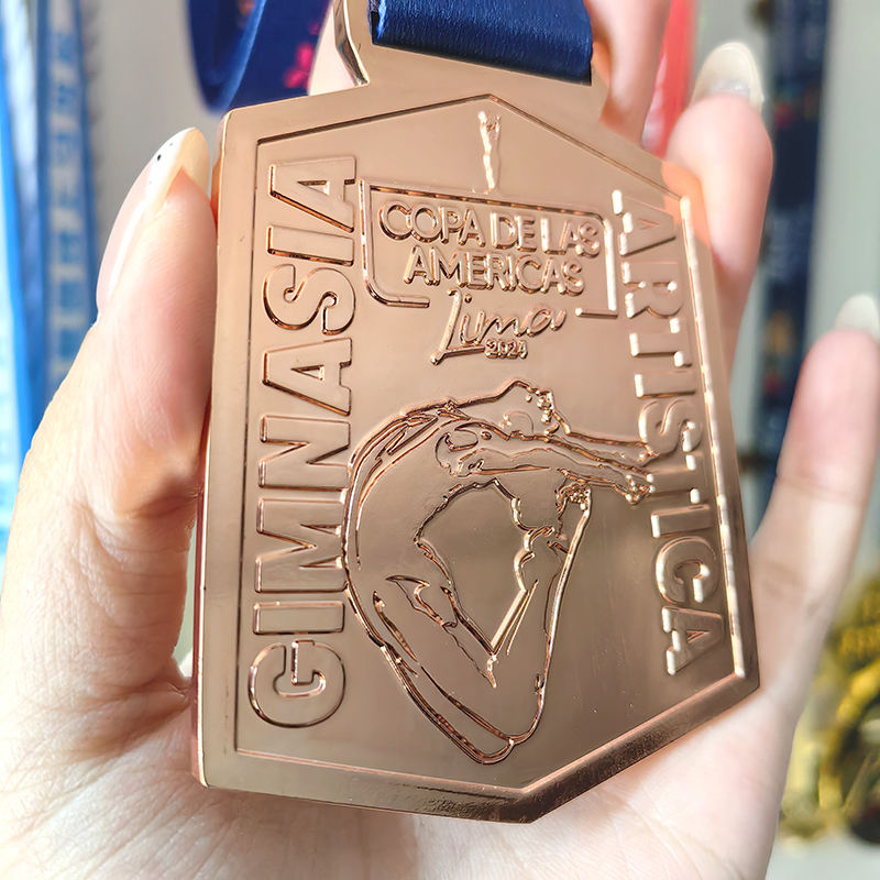 Gold-, Silber- und Bronzemedaillen bei den Panamerikanischen Meisterschaften im Rhythmischen Sportturnen in Lima; Medaillen mit einzigartigen gymnastischen Formationen.