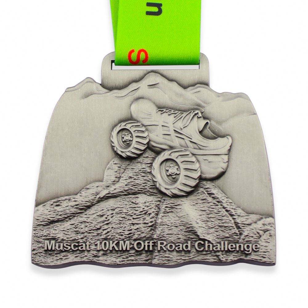 Medaille für den 10-km-Trailrunning-Challenge: Gedenkplakette für den Trailrunning-Lauf in Antiksilber mit 3D-Relief