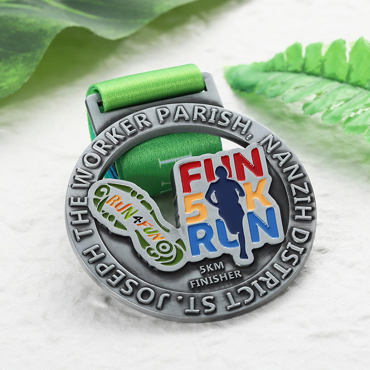 Kostenlos gestaltetes individuelles Sportmedaillen-Logo mit Buchstaben, 3D-Spaß, 5k-Laufmedaille, hohles Emaille, versilberte 3D-Medaille mit Band