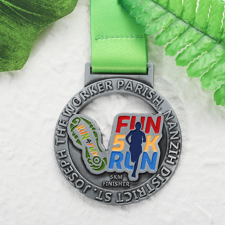 Kostenlos gestaltetes individuelles Sportmedaillen-Logo mit Buchstaben, 3D-Spaß, 5k-Laufmedaille, hohles Emaille, versilberte 3D-Medaille mit Band