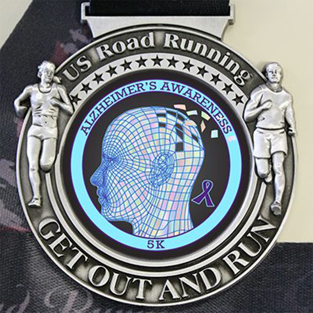 Marathonmedaille, silberner Hintergrund mit farbig gedruckter Lauf-Silhouette und Gedenkabzeichen mit Stadtrelief