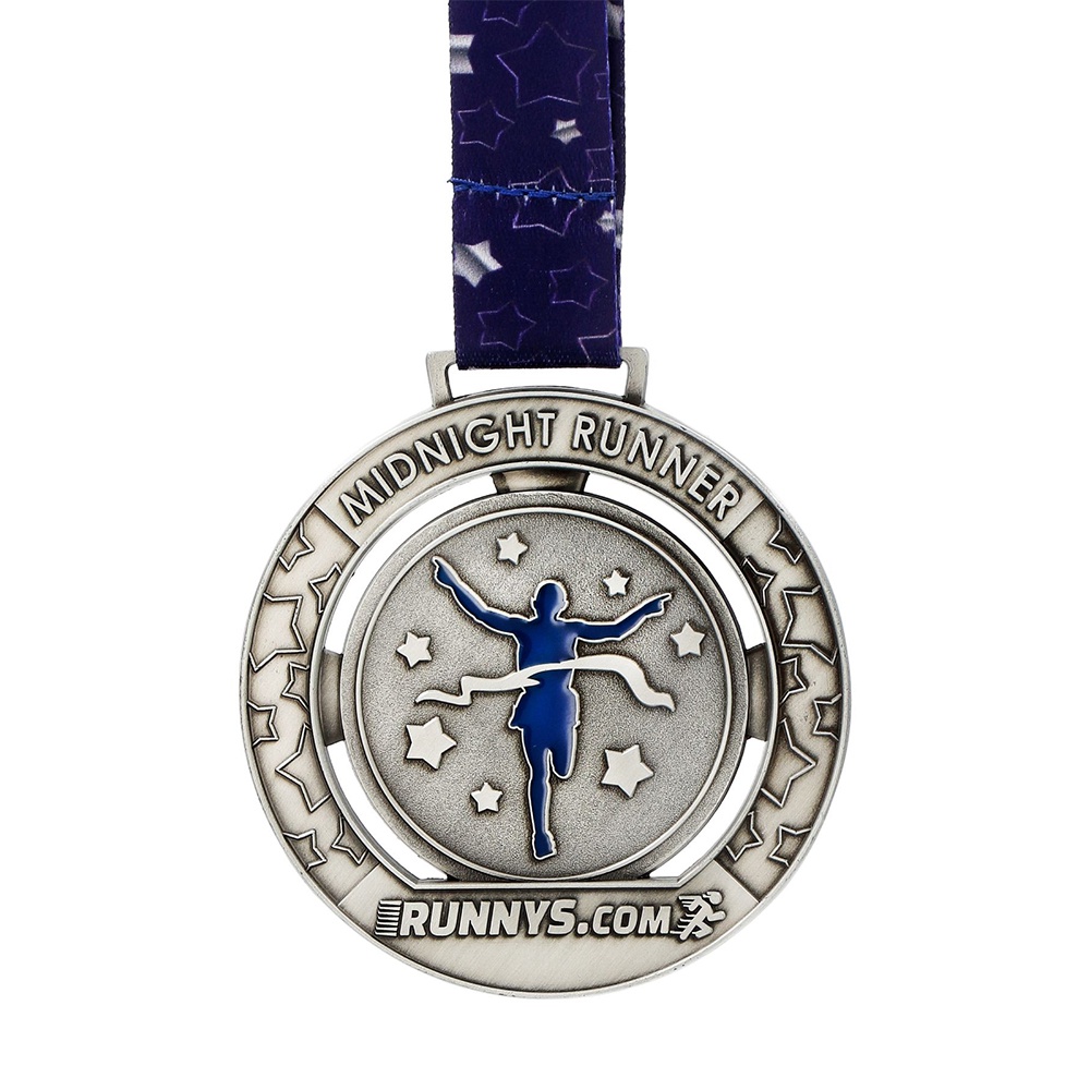 Marathonmedaille, silberner Hintergrund mit farbig gedruckter Lauf-Silhouette und Gedenkabzeichen mit Stadtrelief