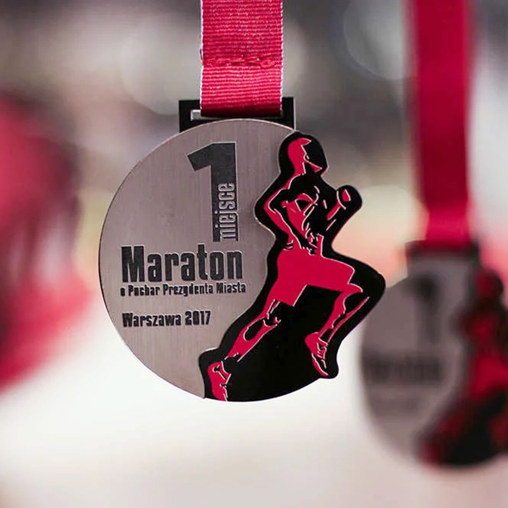Mehrfarbige Laufwettkampf-Medaillen; Finisher-Medaillen mit ausgehöhltem, überlappendem Design im schwarz-roten Tintenspritzer-Stil