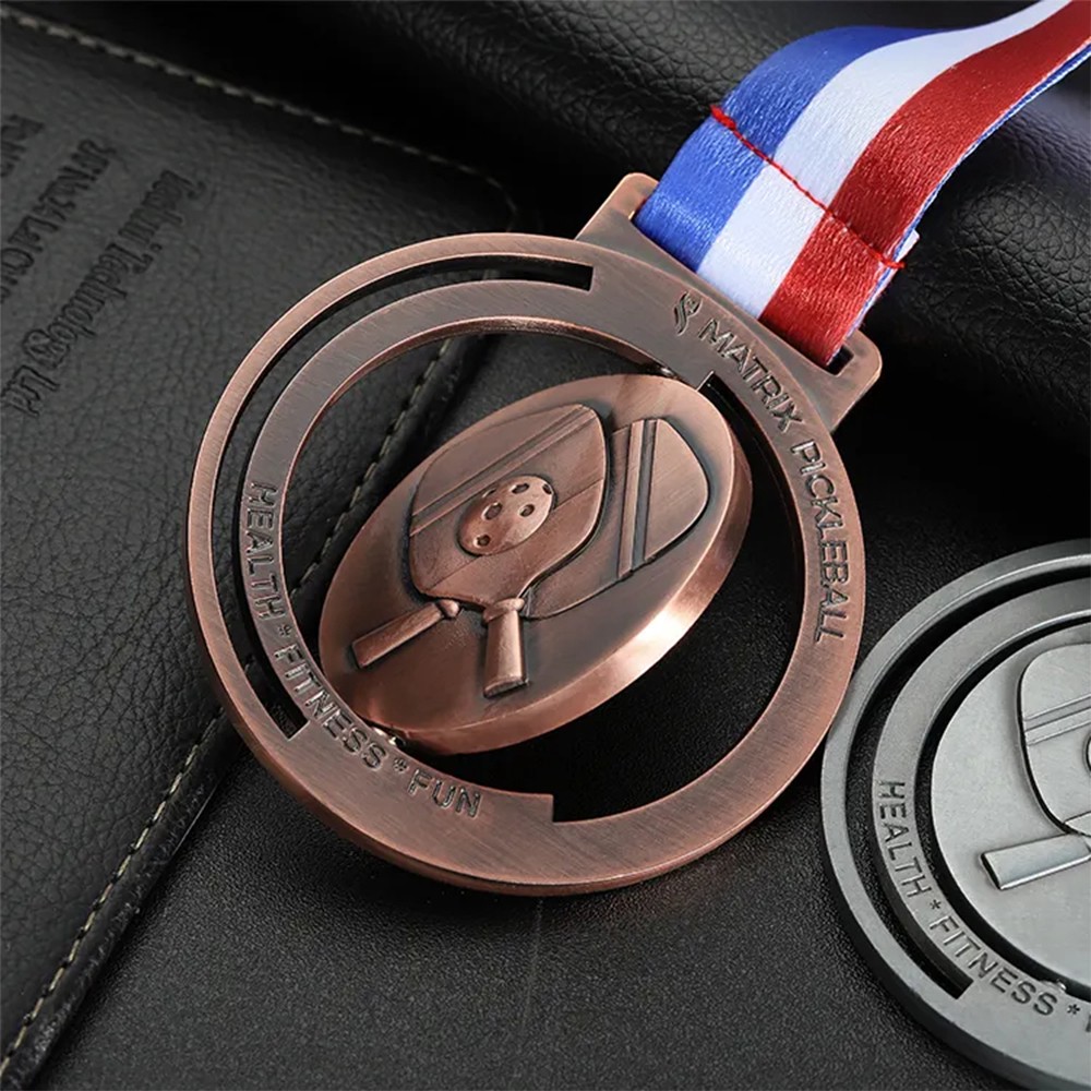 Meisterschaftsmedaille: Eine runde, ausgehöhlte gelbe kugelförmige Medaille für Sportveranstaltungen.