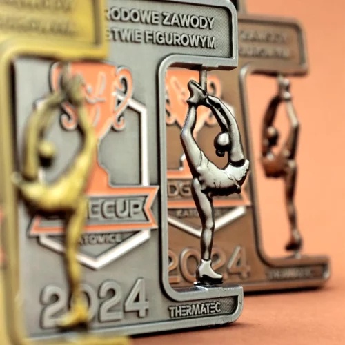 Gymnastik-Mehrkampfmessmedaillen: Gold, Silber und Bronze dreifarbige, ausgehöhlte 3D-Turnerin-Gedenkabzeichen