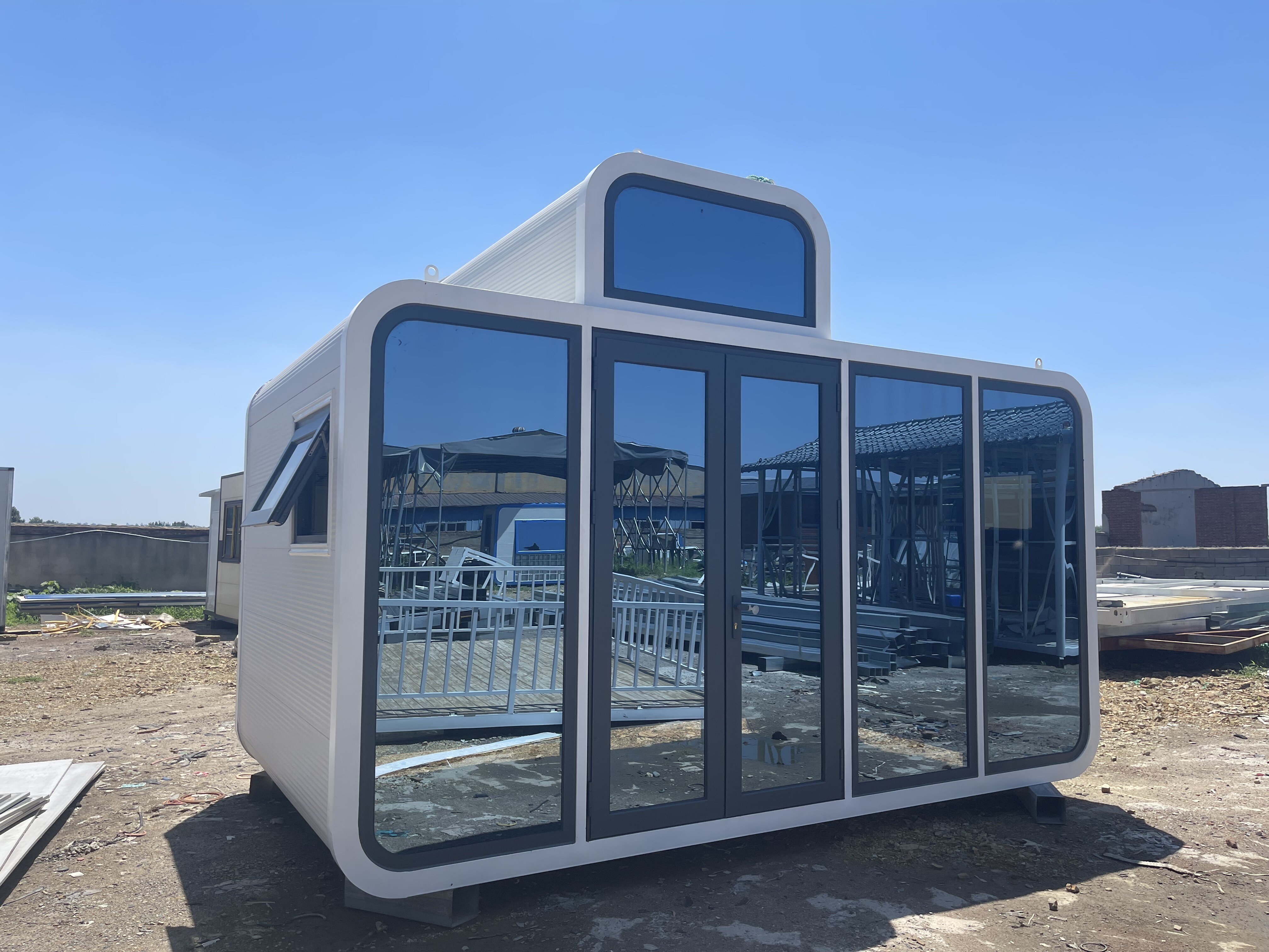 Casa Cápsula de Manzana de 5.8 Metros