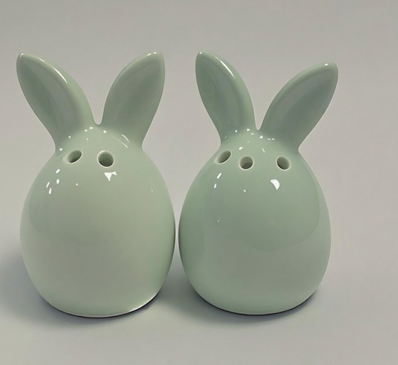 Ceramic rabbit-shaped salt and pepper bottle set