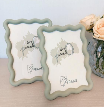 Plastic wavy pattern photo frame