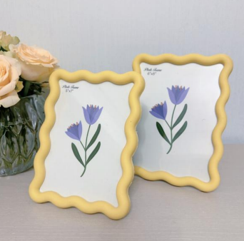 Plastic wavy pattern photo frame