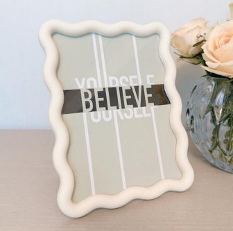 Plastic wavy pattern photo frame