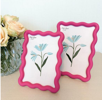 Plastic wavy pattern photo frame