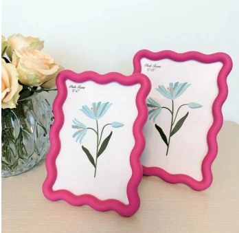 Plastic wavy pattern photo frame