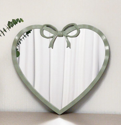 Plastic heart-shaped half-body mirror