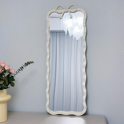 Plastic heart-shaped square full-length mirror
