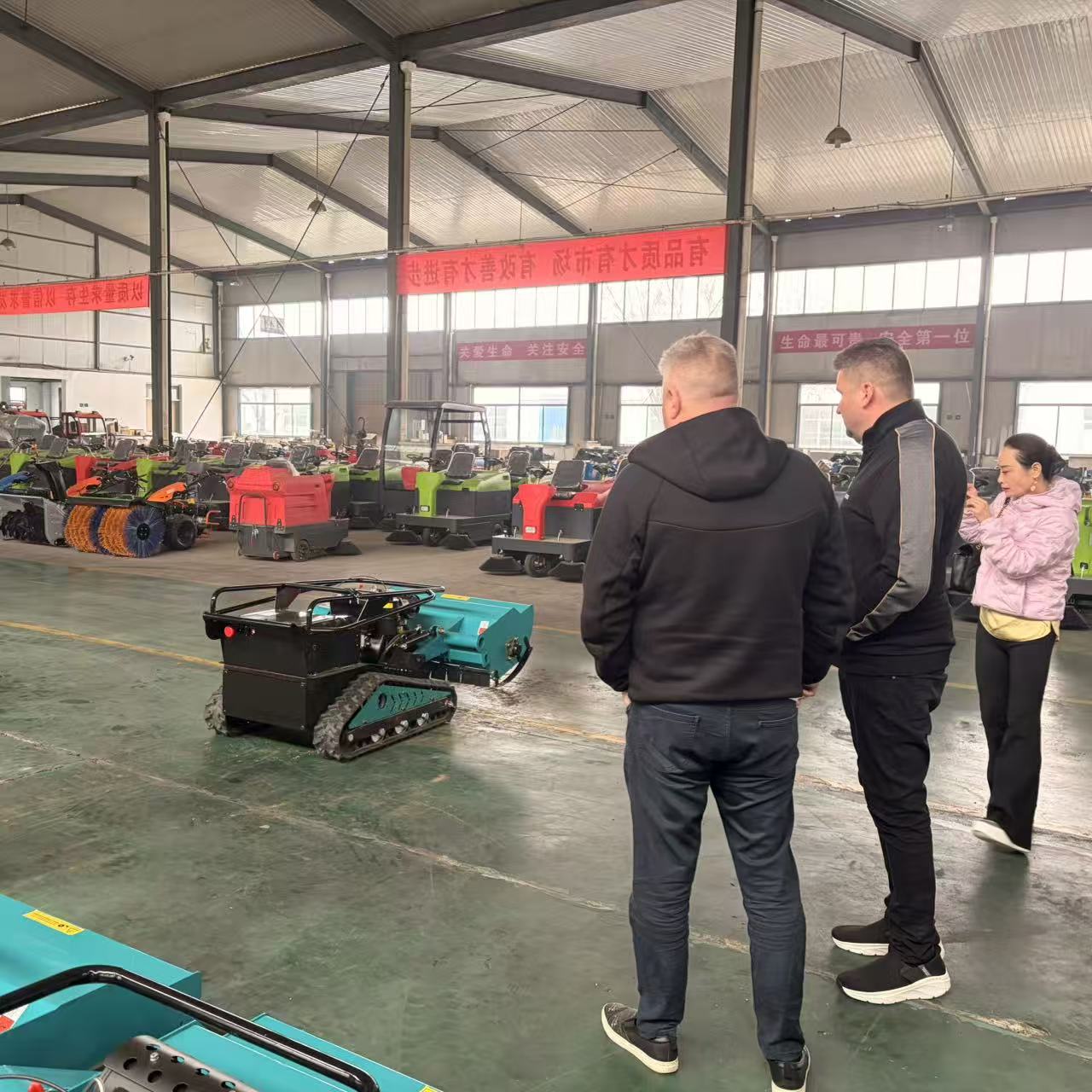 Canadian Clients Visit VOER Factory and Reach Procurement Cooperation, Signing Order for 3 Containers