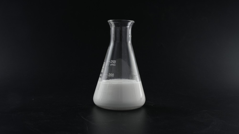 Fatty alcohol defoamer quickly defoams papermaking white water