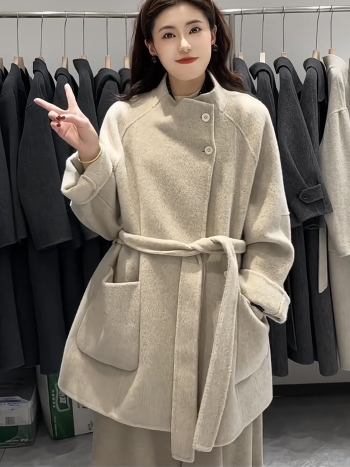 How about the wool double-sided tweed coat? It features a high-quality design that combines excellent craftsmanship and stylish appeal. How about the wool double-sided tweed coat? It features a high-quality design that combines excellent craftsmanship and stylish appeal.