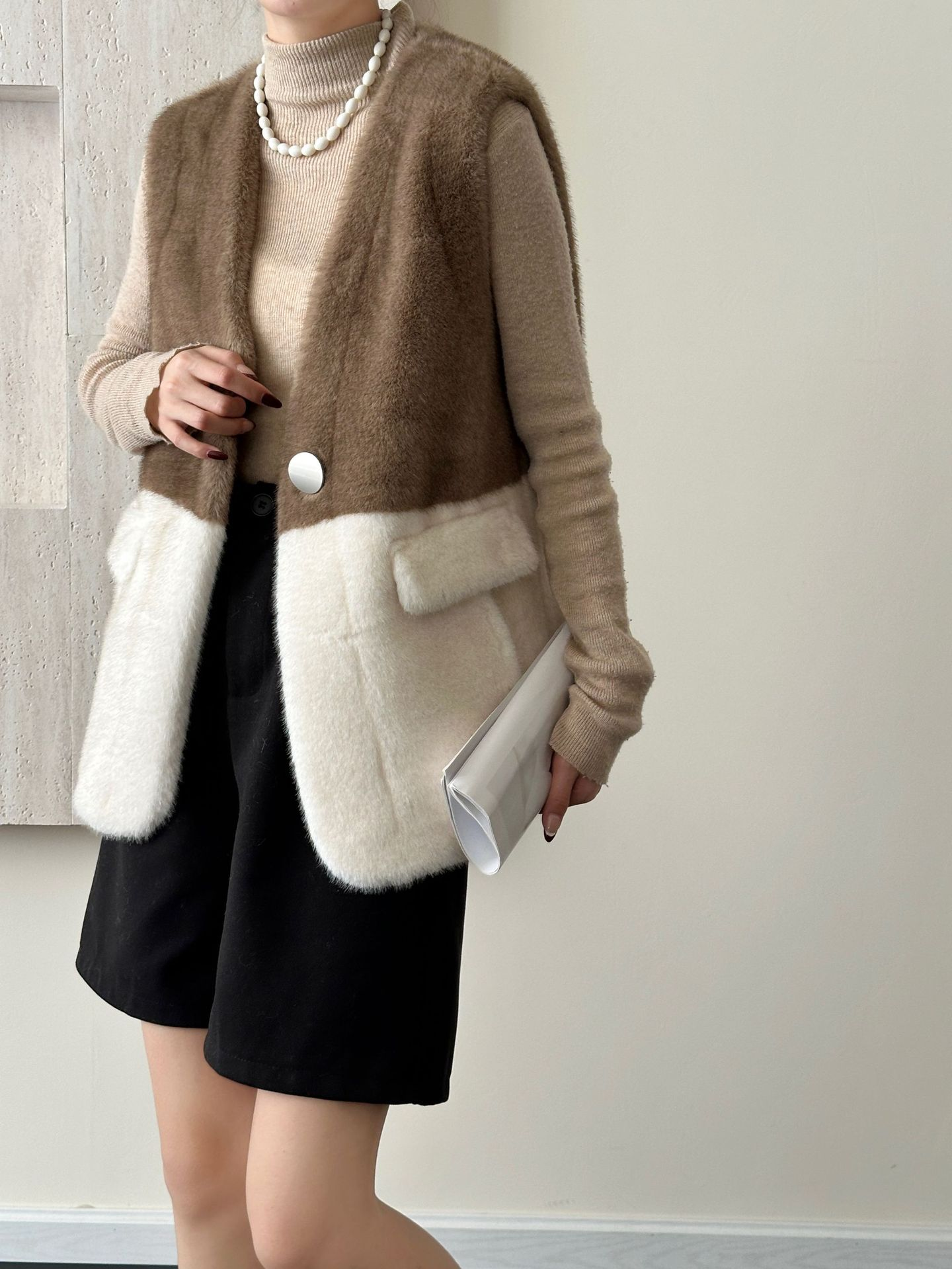 Environmentally friendly mink v-neck sleeveless vest with two-color patching, one-button imitation mink coat, snowland mink outerwear, warm for autumn and winter
