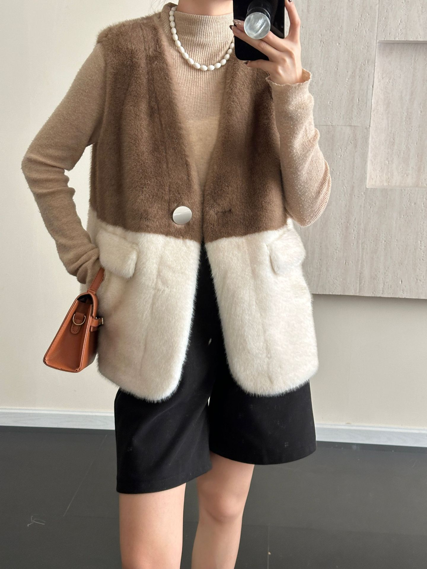 Environmentally friendly mink v-neck sleeveless vest with two-color patching, one-button imitation mink coat, snowland mink outerwear, warm for autumn and winter
