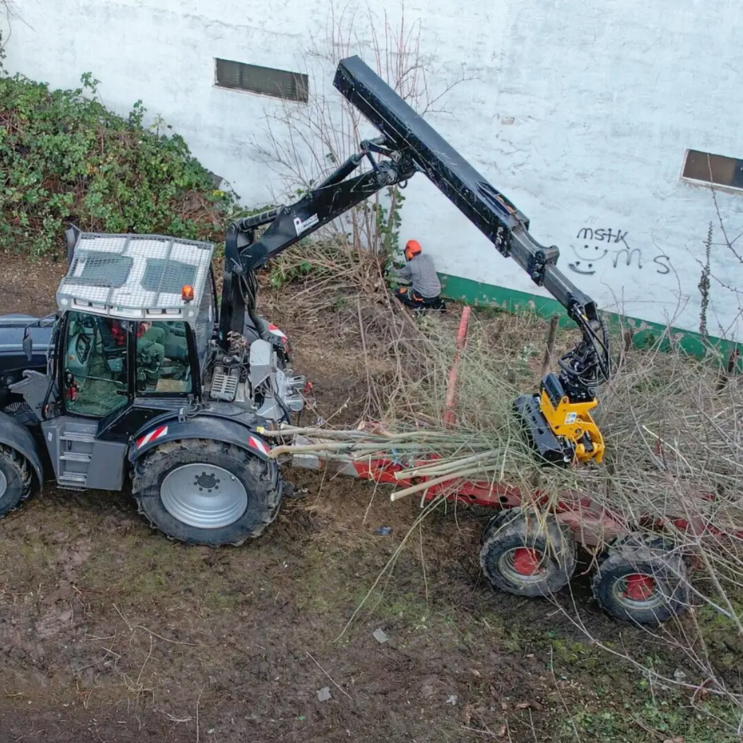 Tractor with Forestry Crane (Forestry Tractor / Tractor-Mounted Crane)