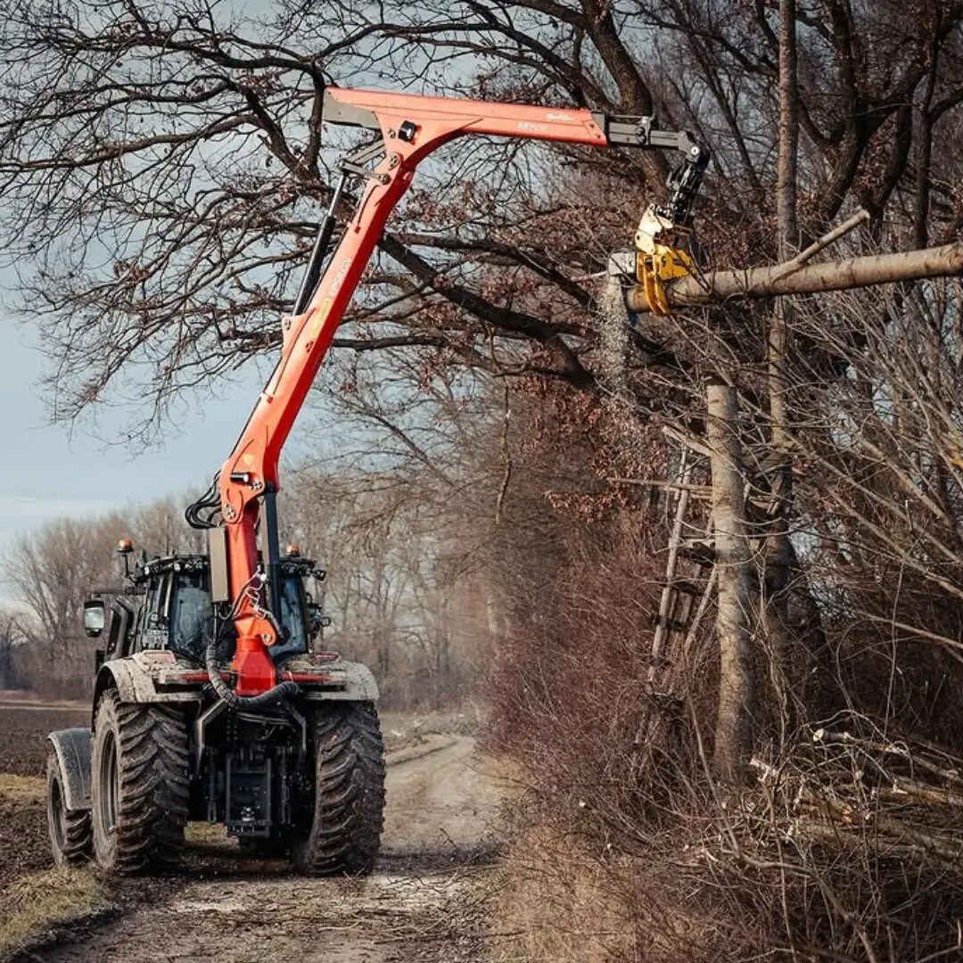 Tractor with Forestry Crane (Forestry Tractor / Tractor-Mounted Crane)