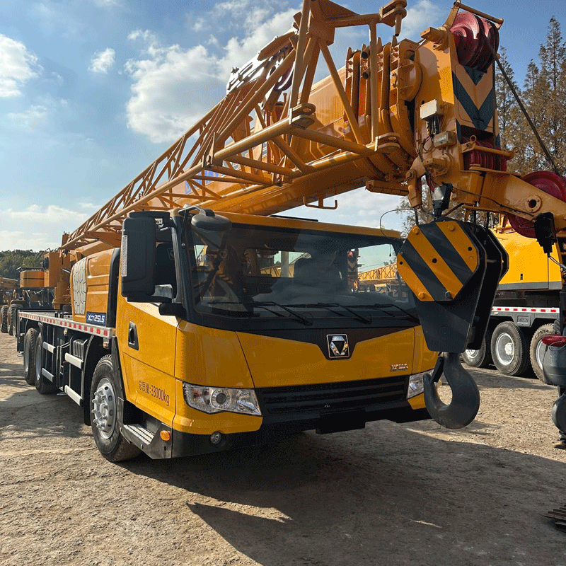 What are the differences between tire cranes and truck cranes? 
