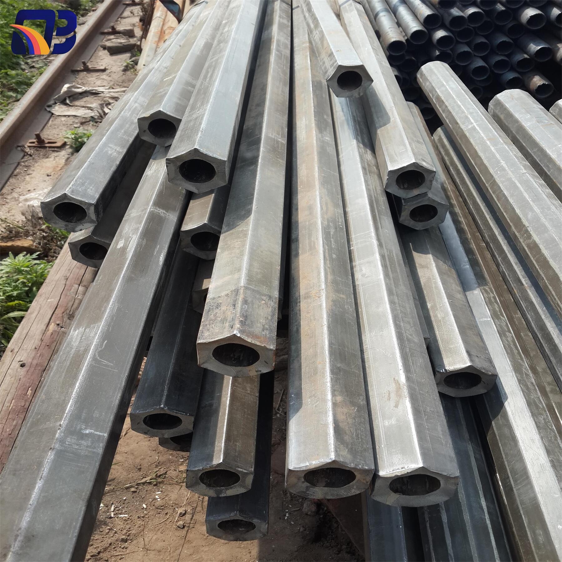  أنابيب فولاذية سداسية الشكل