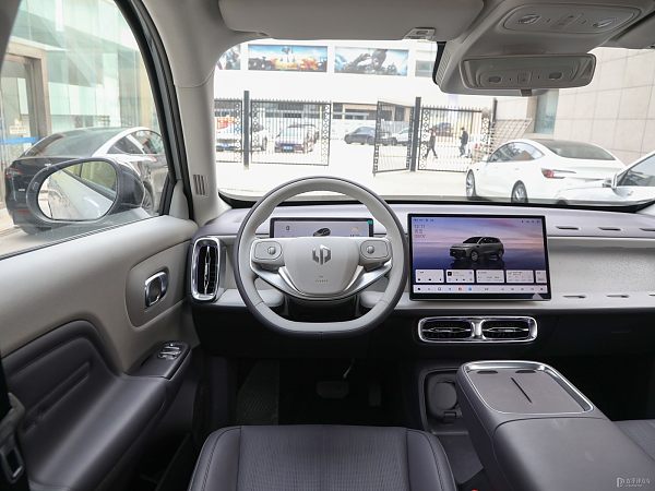 Leapmotor B10 interior (1)