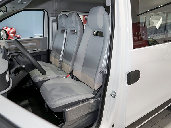 SAIC Maxus Dana V1 interior (2)