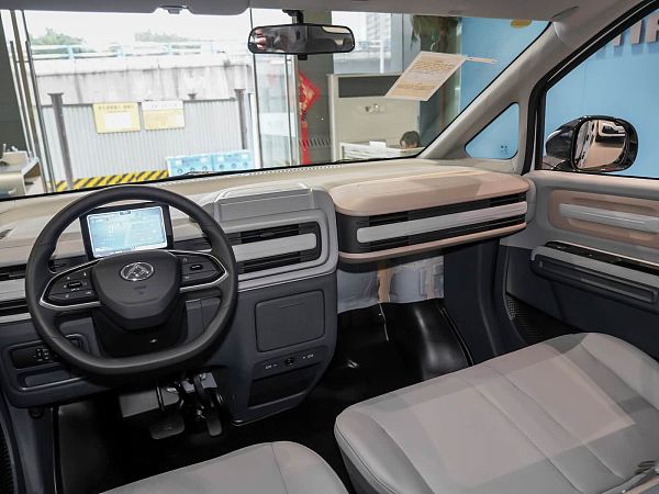 SAIC Maxus Dana V1 interior (3)