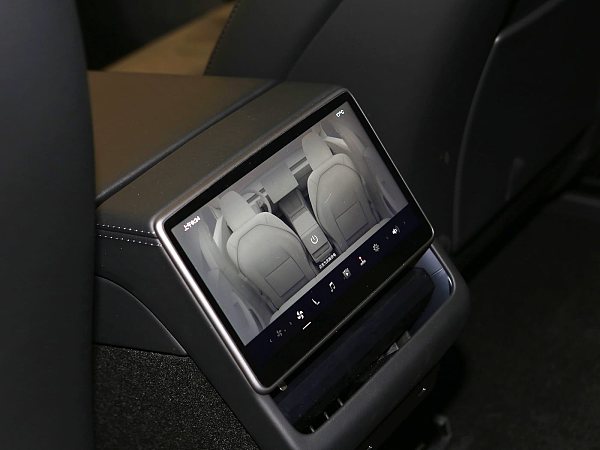 1400x1050_autohomecar__ChtlyGfURXOAUOiEABG79nvXgcY746