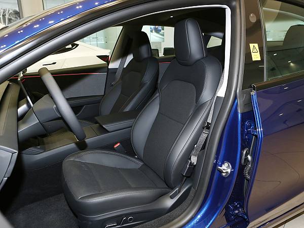 1400x1050_autohomecar__ChxoHWfURYiAX4wmACLbKJiSKgA251